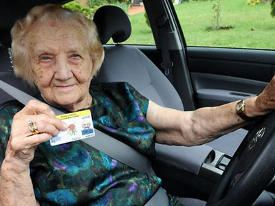 Εξελίσσουν αυτοκίνητο για άτομα άνω των 65 ετών Εξελίσσουν αυτοκίνητο για άτομα άνω των 65 ετών